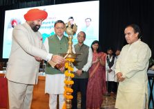 राजभवन में आयोजित ‘‘भविष्य के लिए तैयार स्कूलों के निर्माण’’ (बिल्डिंग फ्यूचर रेडी स्कूल्स थ्रू सीएसआर) कार्यक्रम का शुभारंभ करते हुए राज्यपाल एवं मुख्यमंत्री।;?>