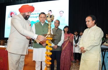 राजभवन में आयोजित ‘‘भविष्य के लिए तैयार स्कूलों के निर्माण’’ (बिल्डिंग फ्यूचर रेडी स्कूल्स थ्रू सीएसआर) कार्यक्रम का शुभारंभ करते हुए राज्यपाल एवं मुख्यमंत्री।
