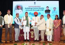 राजभवन में राज्यपाल एवं मुख्यमंत्री की उपस्थिति में शिक्षा विभाग और उद्योगपति एमओयू आदान-प्रदान करते हुए।;?>