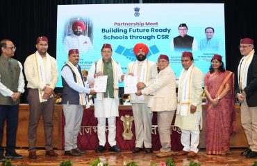 राजभवन में राज्यपाल एवं मुख्यमंत्री की उपस्थिति में शिक्षा विभाग और उद्योगपति एमओयू आदान-प्रदान करते हुए।