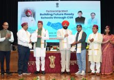 राजभवन में राज्यपाल एवं मुख्यमंत्री की उपस्थिति में शिक्षा विभाग और उद्योगपति एमओयू आदान-प्रदान करते हुए।;?>