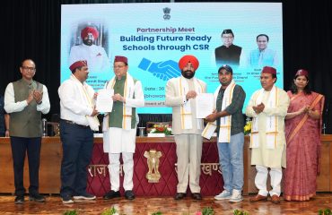 राजभवन में राज्यपाल एवं मुख्यमंत्री की उपस्थिति में शिक्षा विभाग और उद्योगपति एमओयू आदान-प्रदान करते हुए।
