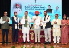 राजभवन में राज्यपाल एवं मुख्यमंत्री की उपस्थिति में शिक्षा विभाग और उद्योगपति एमओयू आदान-प्रदान करते हुए।;?>