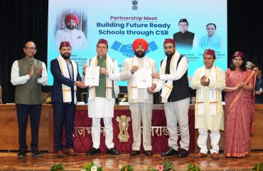 राजभवन में राज्यपाल एवं मुख्यमंत्री की उपस्थिति में शिक्षा विभाग और उद्योगपति एमओयू आदान-प्रदान करते हुए।