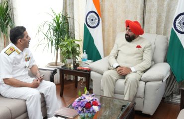 राज्यपाल से शिष्टाचार भेंट करते हुए मुख्य हाइड्रोग्राफर, एन.एच.ओ. ऑफिस, देहरादून वाइस एडमिरल लोचन सिंह पठानिया।