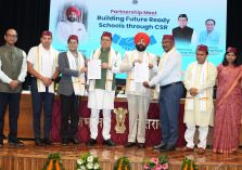 राजभवन में राज्यपाल एवं मुख्यमंत्री की उपस्थिति में शिक्षा विभाग और उद्योगपति एमओयू आदान-प्रदान करते हुए।;?>