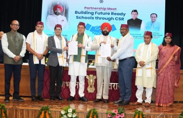 राजभवन में राज्यपाल एवं मुख्यमंत्री की उपस्थिति में शिक्षा विभाग और उद्योगपति एमओयू आदान-प्रदान करते हुए।