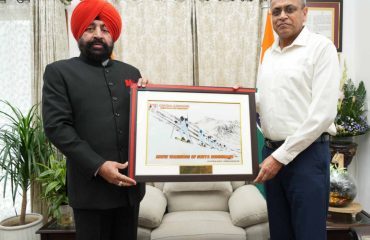 General Officer Commanding-in-Chief (GOC-in-C), Central Command, Lieutenant General Anindya Sengupta paying a courtesy call on Governor Lt Gen Gurmit Singh Retd).