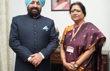 राज्यपाल से शिष्टाचार भेंट करती हुईं प्रधान आयकर आयुक्त श्रीमती सुनीता सिंह।