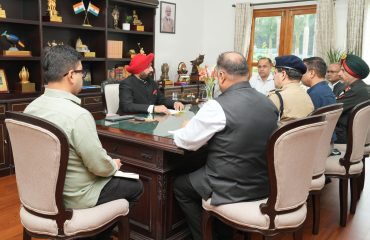 राज्यपाल राजभवन में उत्तरकाशी आपदा के राहत एवं बचाव कार्यों की अद्यतन जानकारी प्राप्त करते हुए।