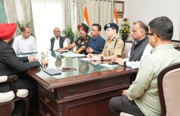 राज्यपाल राजभवन में उत्तरकाशी आपदा के राहत एवं बचाव कार्यों की अद्यतन जानकारी प्राप्त करते हुए।