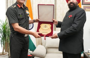 राज्यपाल से शिष्टाचार भेंट करते हुए लेफ्टिनेंट जनरल डी. एस. राणा।