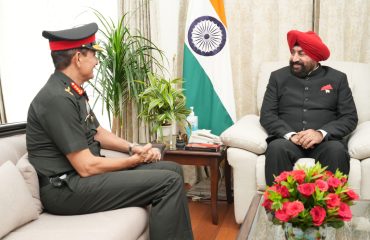 राज्यपाल से शिष्टाचार भेंट करते हुए लेफ्टिनेंट जनरल डी. एस. राणा।