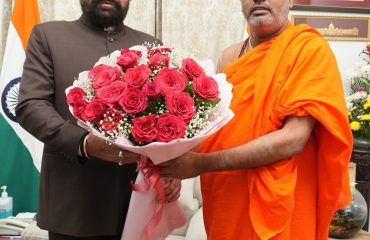 राज्यपाल से शिष्टाचार भेंट करते हुए कागिनले कनक गुरु पीठ के पीठाधीश्वर जगदगुरु निरंजनानंद पुरी जी महाराज।