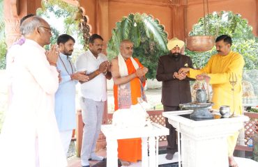 राजभवन में राजप्रज्ञेश्वर मंदिर में पूजा-अर्चना करते हुए राज्यपाल साथ में जगदगुरु निरंजनानंद पुरी जी महाराज।