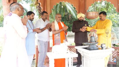 Jagadguru Niranjananand Puri Ji Maharaj along with the Governor offering prayers at the Rajprajneshvar Temple in Raj Bhavan.