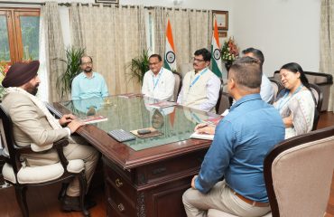 उत्तराखण्ड ग्रामीण बैंक के अध्यक्ष श्री हरिहर पटनायक एवं अन्य अधिकारीगण।