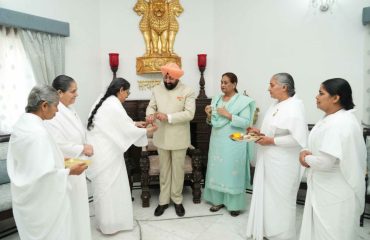 राज्यपाल को रक्षासूत्र बांधती बहनें।