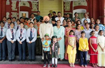 एसओएस चिल्ड्रन, सेपियंस स्कूल तथा हिंदुस्तान स्काउट्स एवं गाइड की छात्राओं के साथ राज्यपाल।