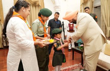 राज्यपाल को रक्षासूत्र बांधती हुईं छात्राएं।