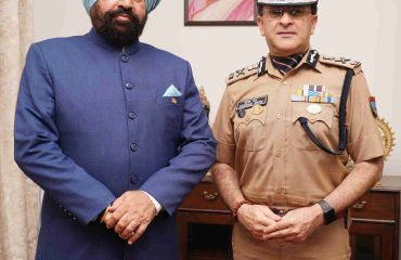 राज्यपाल से राजभवन में पुलिस महानिदेशक श्री दीपम सेठ ने शिष्टाचार भेंट कर उत्तरकाशी में चल रहे खोज एवं बचाव कार्यों की प्रगति की जानकारी दी।