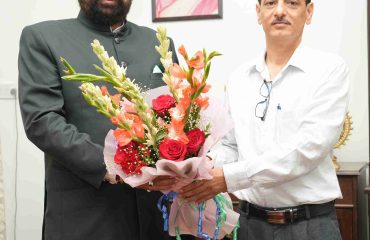 राज्यपाल से शिष्टाचार भेंट करते हुए मौसम विज्ञान केन्द्र, देहरादून के नवनियुक्त निदेशक डॉ. सी.एस. तोमर।