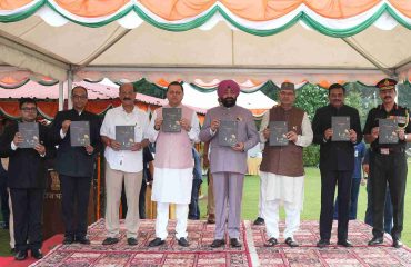 स्वतंत्रता दिवस के अवसर पर राजभवन में आयोजित स्वल्पाहार कार्यक्रम में ‘‘संवैधानिक नेतृत्व प्रेरक अभिव्यक्ति’’ पुस्तक का विमोचन करते हुए राज्यपाल एवं मुख्यमंत्री।