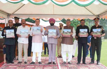 स्वतंत्रता दिवस के अवसर पर राजभवन में आयोजित स्वल्पाहार कार्यक्रम में कॉफी टेबल बुक ‘‘एक शाम सैनिकों के नाम’’ का विमोचन करते हुए राज्यपाल एवं मुख्यमंत्री।
