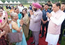 Governor and Chief Minister meeting the dignitaries present at a luncheon programme organised at Raj Bhawan on the occasion of Independence Day.;?>