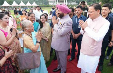 Governor and Chief Minister meeting the dignitaries present at a luncheon programme organised at Raj Bhawan on the occasion of Independence Day.