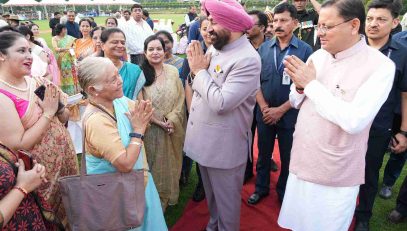 Governor and Chief Minister meeting the dignitaries present at a luncheon programme organised at Raj Bhawan on the occasion of Independence Day.