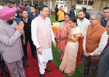 Governor and CM meeting the dignitaries present at a lunche on programme organised at Raj Bhawan on the occasion of Independence Day.;?>