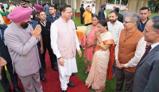 Governor and CM meeting the dignitaries present at a lunche on programme organised at Raj Bhawan on the occasion of Independence Day.