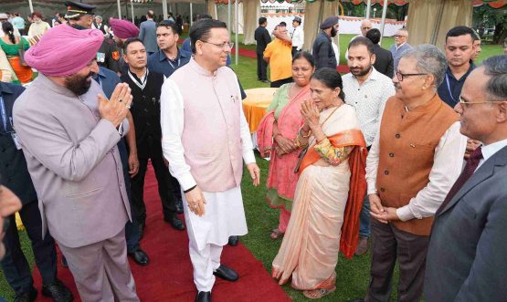 Governor and CM meeting the dignitaries present at a lunche on programme organised at Raj Bhawan on the occasion of Independence Day.