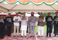 overnor and Chief Minister releasing the book “Samvidhanik Nidhyarthi Prerak Abhivyakti” at a luncheon programme organised at Raj Bhawan on the occasion of Independence Day.;?>