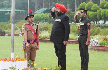 79वें स्वतंत्रता दिवस के अवसर पर ध्वजारोहण कर राष्ट्रीय ध्वज को सलामी देते हुए राज्यपाल।
