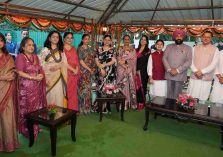 Governor and Chief Minister with the women present at a luncheon function organized at Raj Bhawan on the occasion of Independence Day.;?>