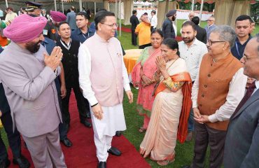 स्वतंत्रता दिवस के अवसर पर राजभवन में आयोजित स्वल्पाहार कार्यक्रम में उपस्थित गणमान्य लोगों से मुलाकात करते हुए राज्यपाल एवं मुख्यमंत्री।