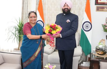 Assembly Speaker Mrs. Ritu Khanduri Bhushan paying a courtesy call on the Governor.