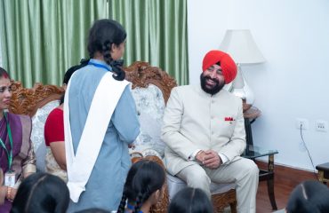 राजभवन लखनऊ में विद्या भारती संस्था से जुड़े विद्यालय की बच्चियों से संवाद करते हुए राज्यपाल लेफ्टिनेंट जनरल गुरमीत सिंह (से नि)।