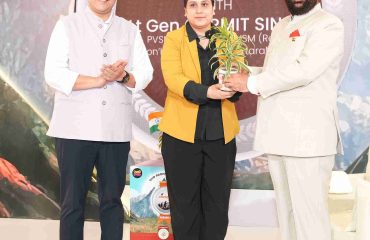 Women presenting a plant to the Governor at the “I am Uttarakhand” conclave organized by Oho Radio.