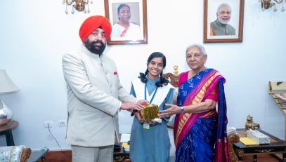 Governor Lt Gen Gurmit Singh (Retd) and Governor of Uttar Pradesh Smt. Anandiben Patel felicitating girls from a school affiliated to Vidya Bharati Sansthan, at Raj Bhawan, Lucknow.