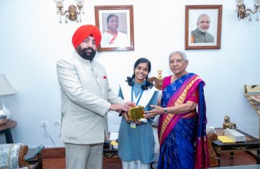 राजभवन लखनऊ में विद्या भारती संस्था से जुड़े विद्यालय की बच्चियों को सम्मानित करते हुए राज्यपाल लेफ्टिनेंट जनरल गुरमीत सिंह (से नि) एवं उत्तर प्रदेश की राज्यपाल श्रीमती आनंदीबेन पटेल।