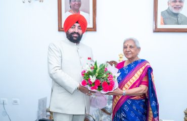 राजभवन लखनऊ भ्रमण के दौरान उत्तर प्रदेश की राज्यपाल श्रीमती आनंदीबेन पटेल से मुलाकात करते हुए राज्यपाल लेफ्टिनेंट जनरल गुरमीत सिंह (से नि)।