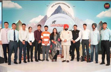 ओहो रेडियो द्वारा आयोजित “मैं उत्तराखण्ड हूँ” कॉनक्लेव में उपस्थित लोगों के साथ राज्यपाल।
