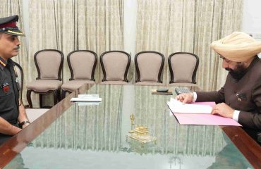Col Sanjeev Dattana of Mil Dental Centre, Dehradun paying a courtesy call on the Governor.