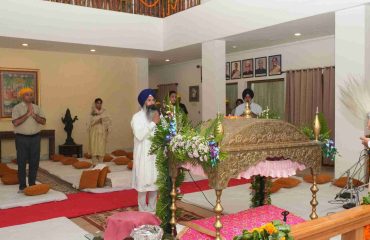 तीन दिवसीय अखंड पाठ में प्रतिभाग करते हुए राज्यपाल।