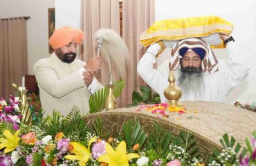 श्री गुरु ग्रंथ साहिब का तीन दिवसीय अखंड पाठ में प्रतिभाग करते हुए राज्यपाल।