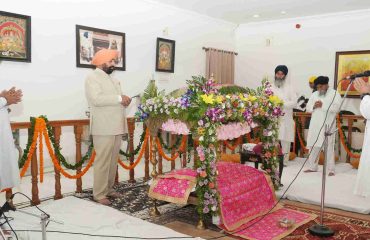 तीन दिवसीय अखंड पाठ में प्रतिभाग करते हुए राज्यपाल।