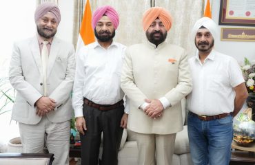 Members of the Sikh delegation meeting with the Governor in a courtesy visit.